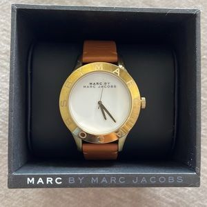 Marc by Marc Jacobs MBM1218 - Blade Tan/Gold One Size